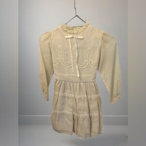 2 pc Vintage Cream Lace Dress with Veil